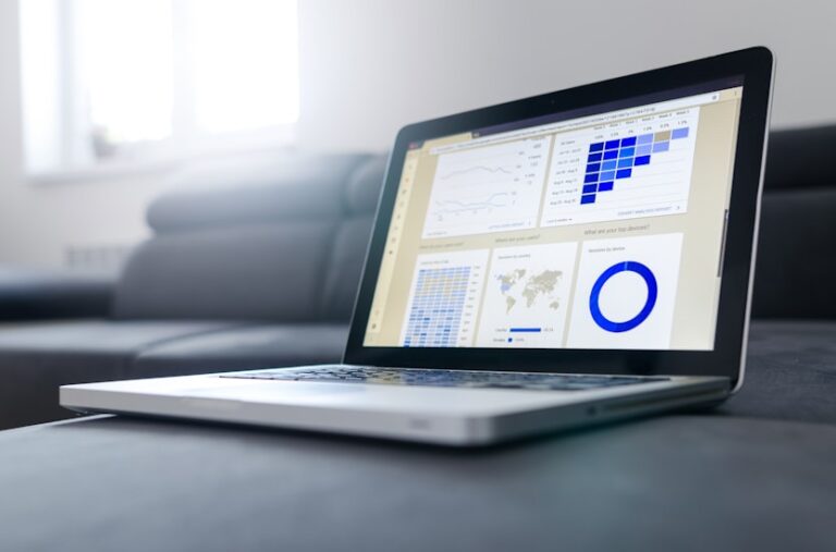 PageSpeed Insights Testergebnis auf einem Monitor, Core Web Vitals Analyse