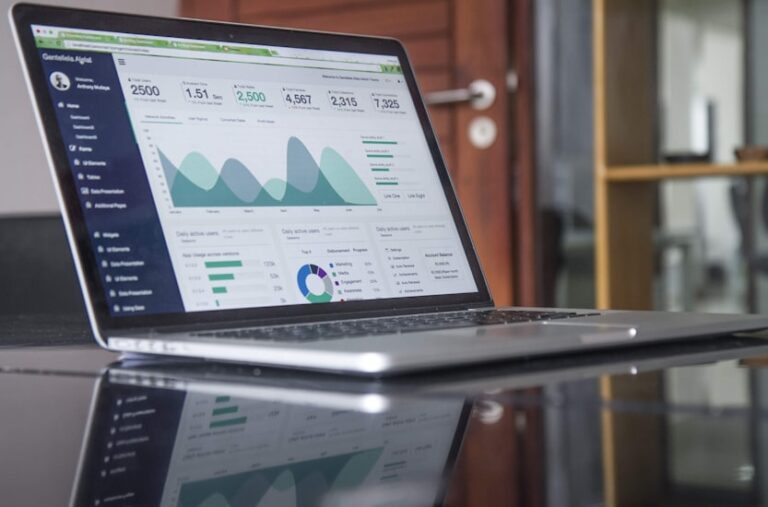 Kleinunternehmer baut Online-Praesenz auf, Laptop mit Website und Social Media