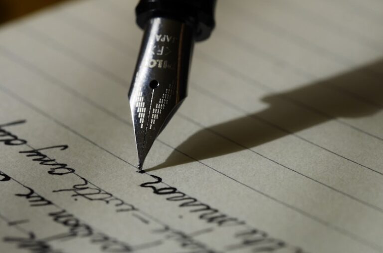 Person schreibt professionelle Website-Texte am Laptop, Copywriting