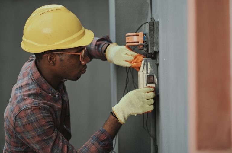 Handwerker schaut auf Smartphone, moderne Website fuer Handwerksbetrieb